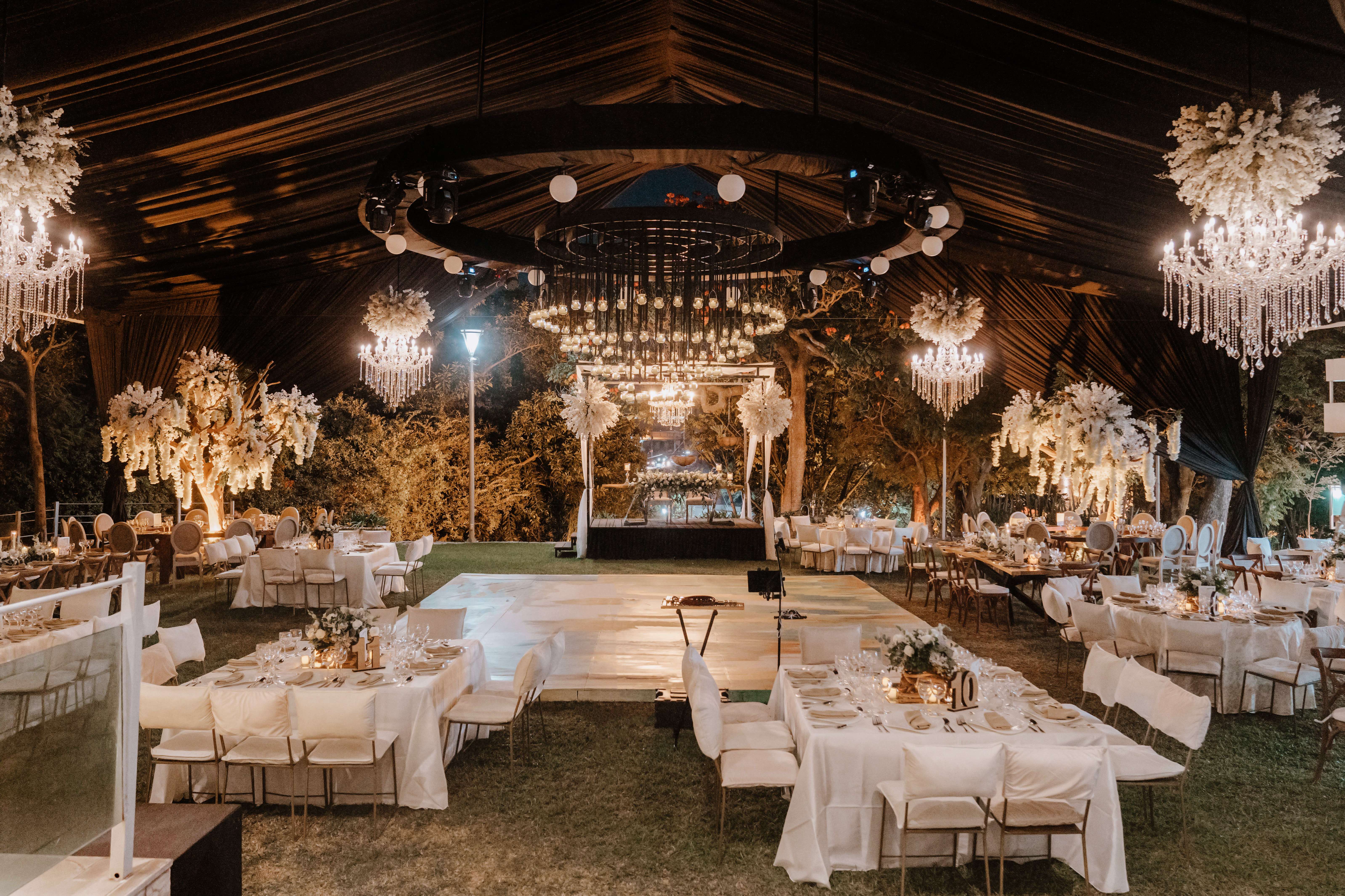 Recepción nocturna con candelabros de cristal